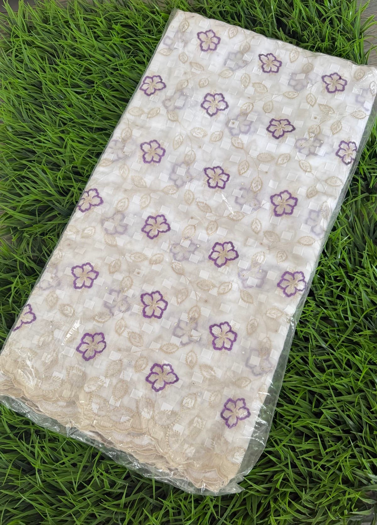 Voile brodée à carreaux 