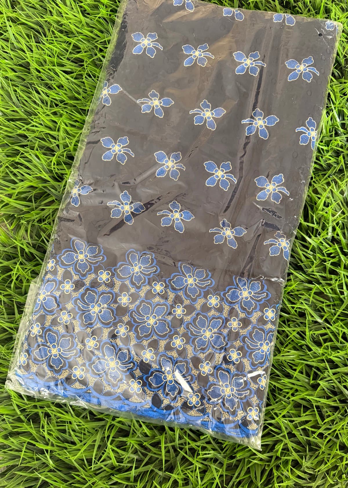 Voile brodée à carreaux  — photo 1
