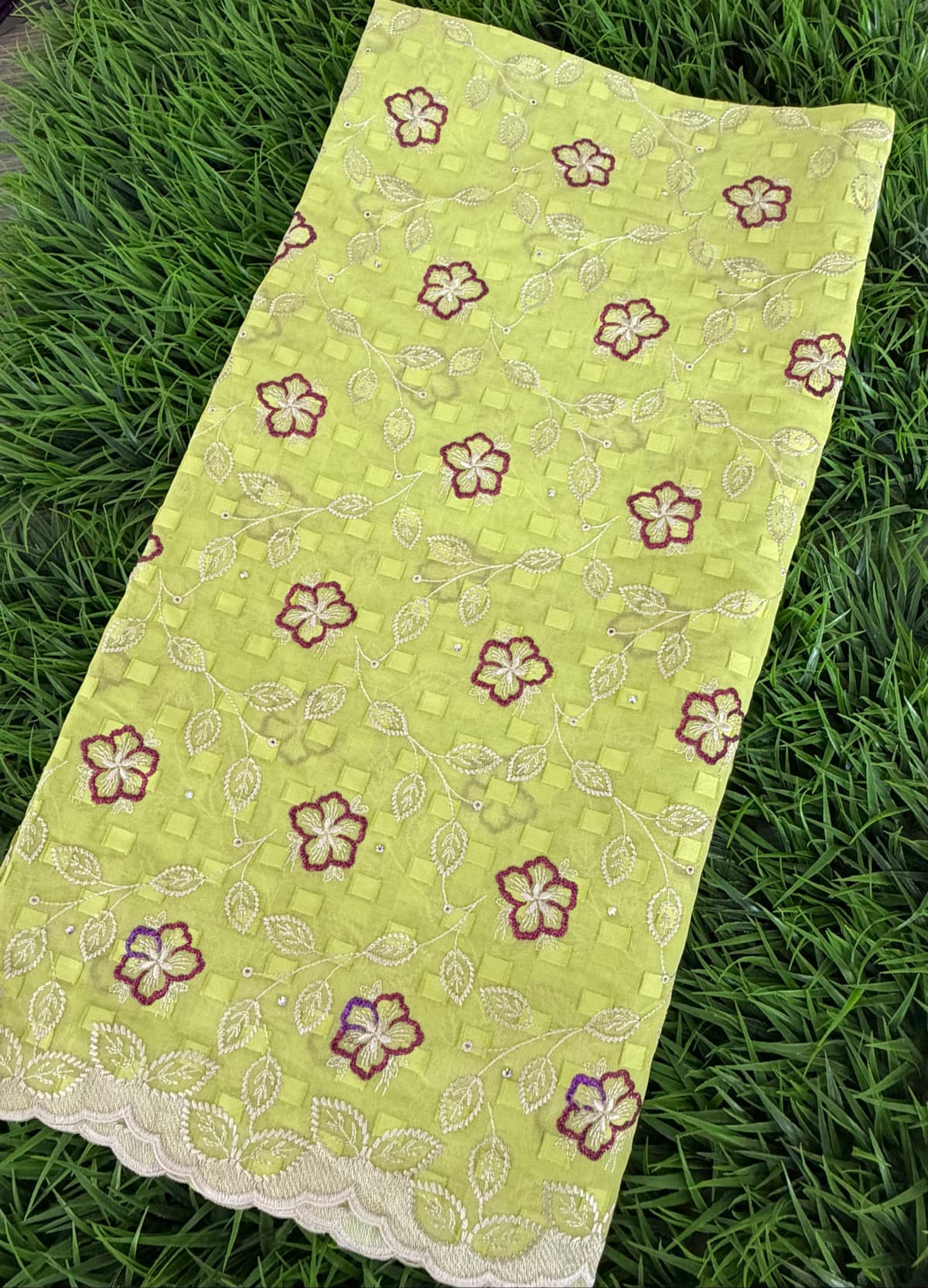 Voile brodée à carreaux  — photo 1