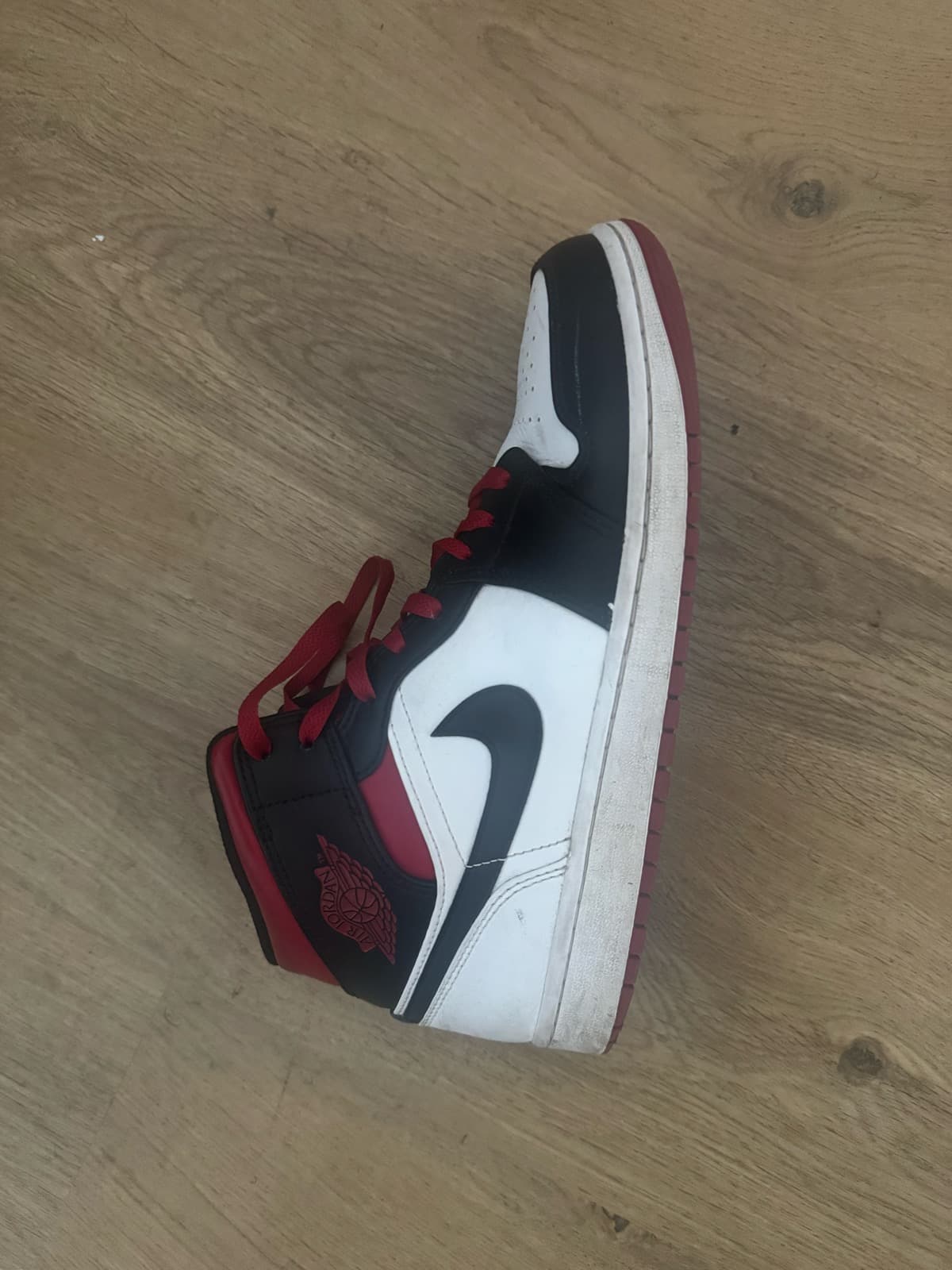Jordan air 1 (rouge, noir, blanc)
