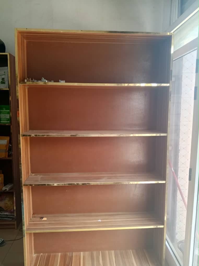 Grande étagère 5 niveaux avec finitions dorées — boutique ou maison