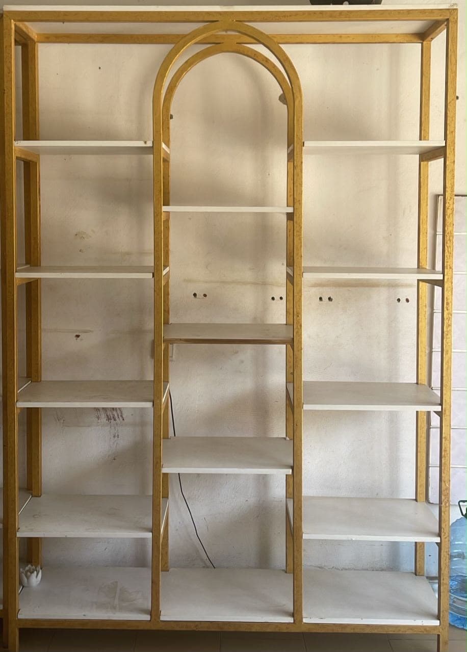 Étagère design XL arche dorée — présentoir boutique ou déco salon